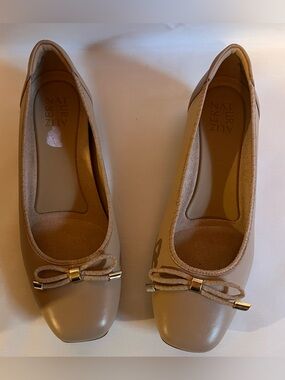 Naturalizer Nude-Taupe Ballet Flats with Bow Accent